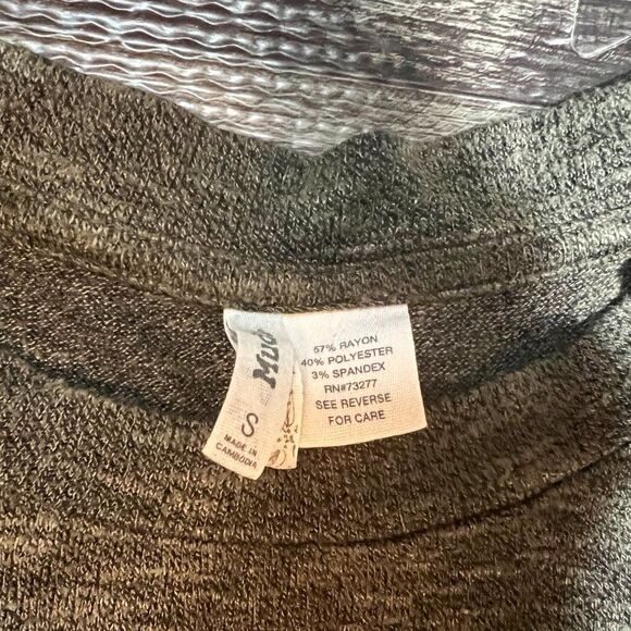 Mudd Women's Green Tunic Top w/ Side Slits - Picture 2 of 3